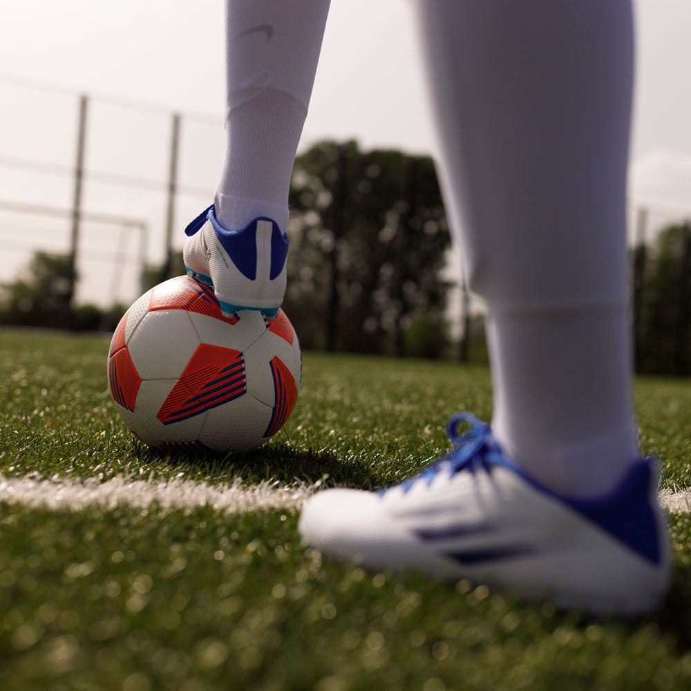 Woman playing soccer on soccer field #1-wahle-dein-profil_high