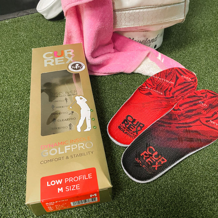 CURREX GOLFPRO low profile red insoles sitting next to golfbag #1-wahle-dein-profil_low