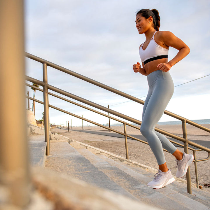 Woman runner taking a break from run while wearing CURREX RUNPRO running insoles #1-wahle-dein-profil_low